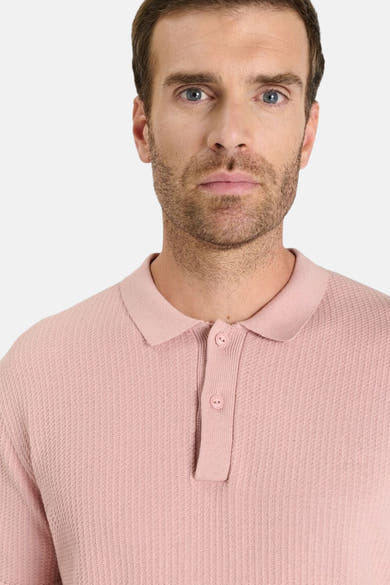 Roze polo van Le Temps des Cerises, in textuurgebreide stof met een knoopsluiting.