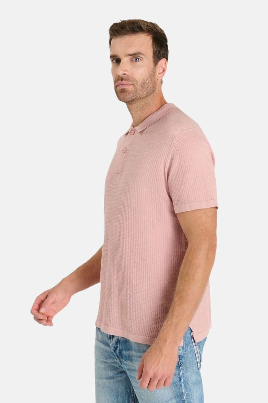 Roze poloshirt van piquébrei van Le Temps des Cerises, gedragen met een lichtblauwe jeans.