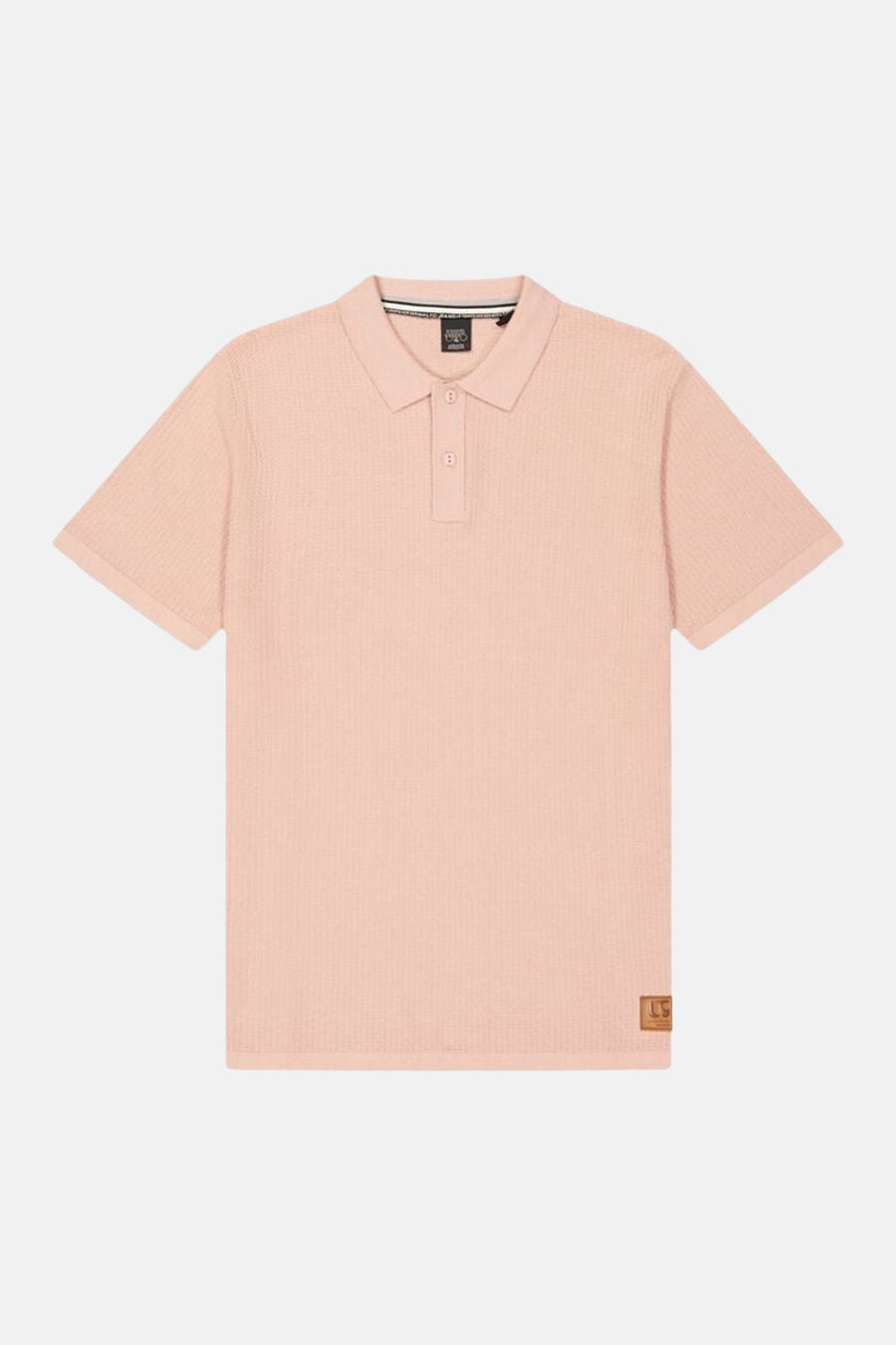 Polo rose de Le Temps des Cerises avec texture gaufrée et patch logo sur le devant.