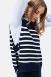 Débardeur bleu marine à rayures by CAROLL, porté sur une chemise bleu clair avec boutons dorés.
