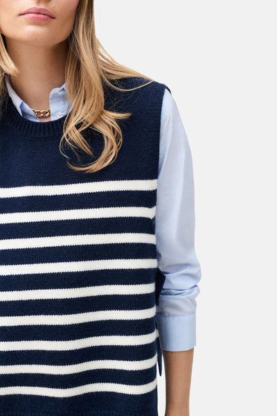 Débardeur rayé bleu et blanc de CAROLL, porté sur une chemise bleue, avec un collier doré.
