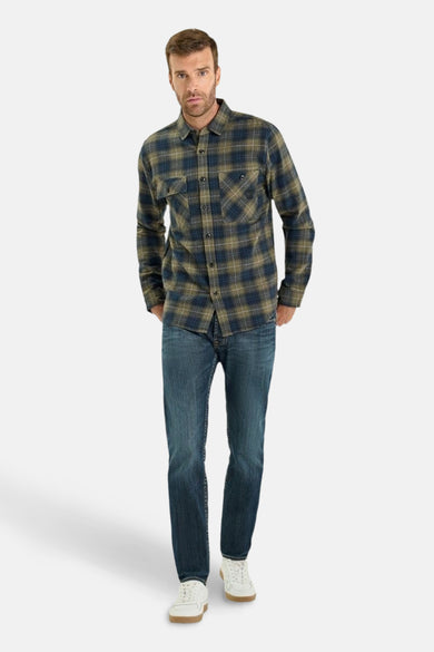 Chemise à manches longues multicolore de Le Temps des Cerises, à carreaux avec deux poches poitrine et porté sur un jean bleu.