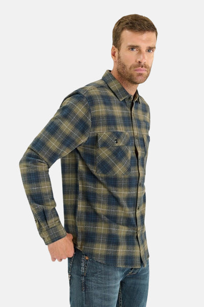 Chemise à manches longues multicolore de Le Temps des Cerises, à carreaux, portée avec un jean.