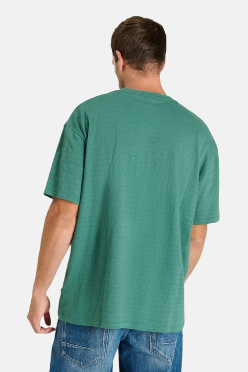 T-shirt à manches courtes vert de Le Temps des Cerises, vu de dos, porté avec un jean.