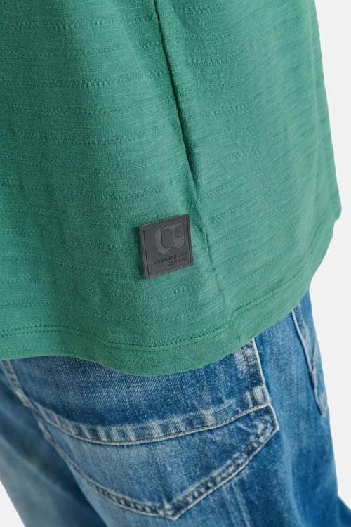 T-shirt vert à manches courtes de Le Temps des Cerises, avec un petit logo carré sur le côté.