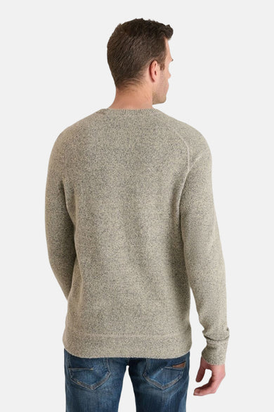 Beige ronde hals trui van Le Temps des Cerises, van achteren, met een zichtbare blauwe spijkerbroek.