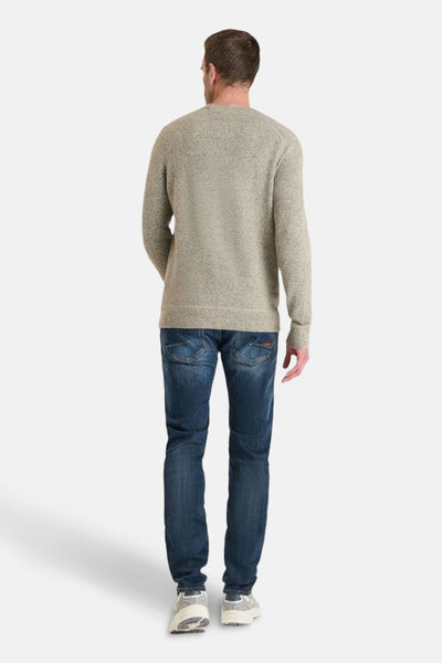 Beige ronde hals trui van Le Temps des Cerises, gedragen met een blauwe jeans en grijze sneakers, van achteren gezien.