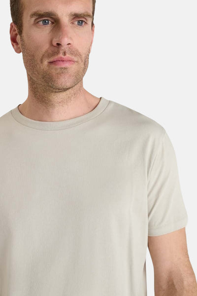 Beige T-shirt met korte mouwen van Le Temps des Cerises, effen en van katoen, gedragen door een man.