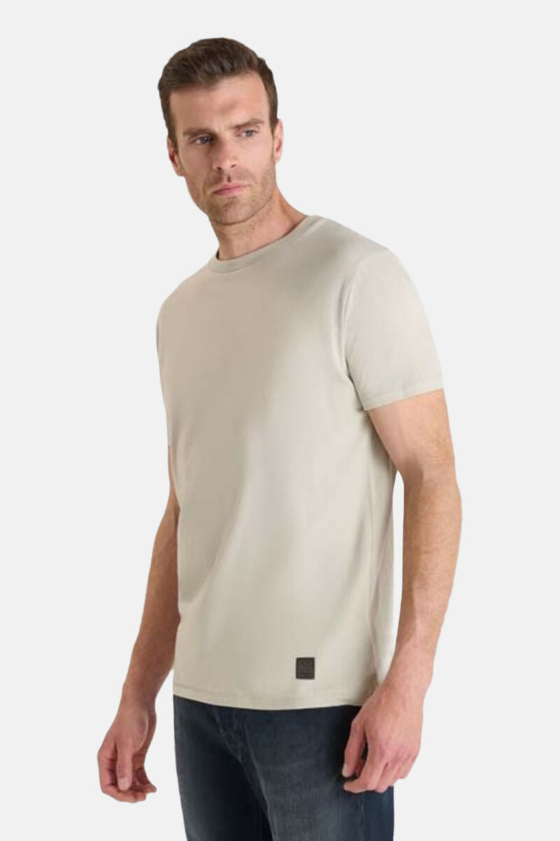 Beige T-shirt met korte mouwen van Le Temps des Cerises, met een klein vierkant logo onderaan.