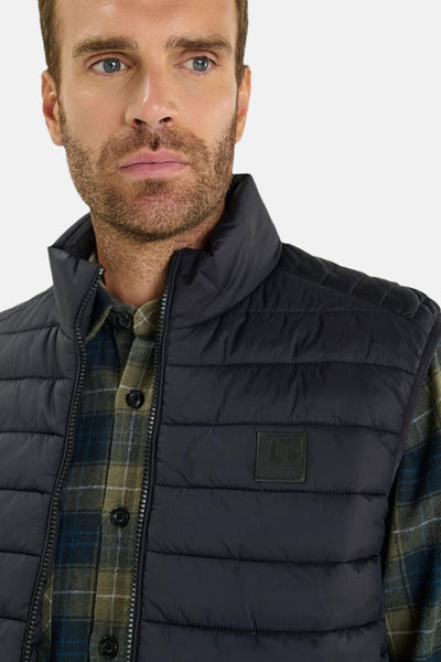 Zwart mouwloos vest van Le Temps des Cerises gedragen over een geruit overhemd, casual stijl.