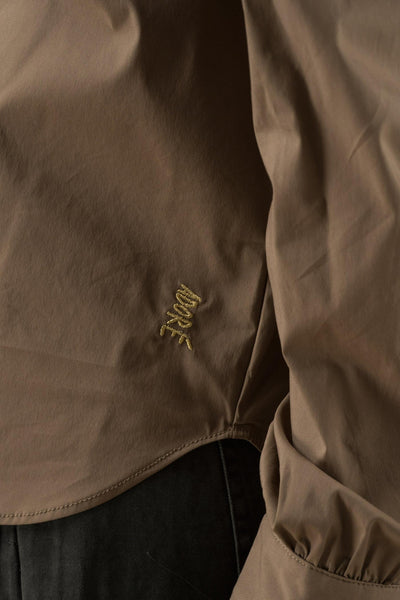 Beige blouse met lange mouwen van ADORE, met logo-borduurwerk aan de voorkant en geplooide textuur.