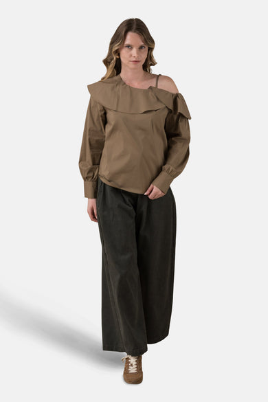 Beige blouse met lange mouwen van ADORE, met rucheskraag en blote schouder, gedragen met een wijde broek.