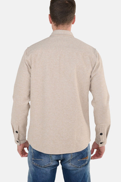 Beige overhemd met lange mouwen van Le Temps des Cerises, van achteren gezien, gedragen met een spijkerbroek.