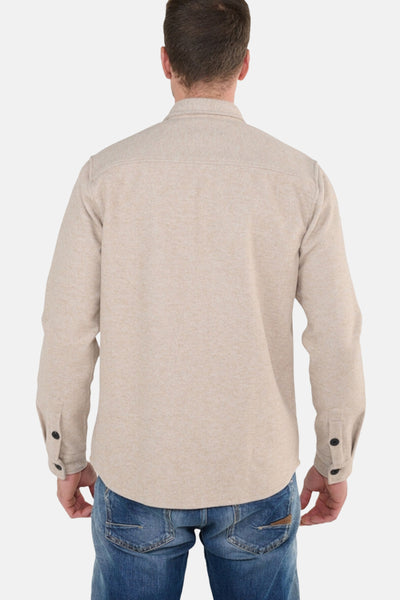 Beige overhemd met lange mouwen van Le Temps des Cerises, van achteren gezien, gedragen met een spijkerbroek.