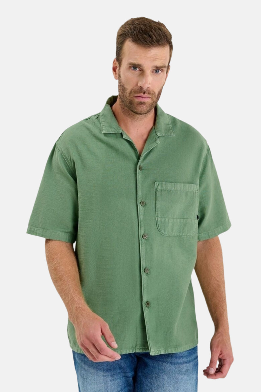 Chemise à manches courtes verte, de Le Temps des Cerises, avec poche poitrine et boutons.