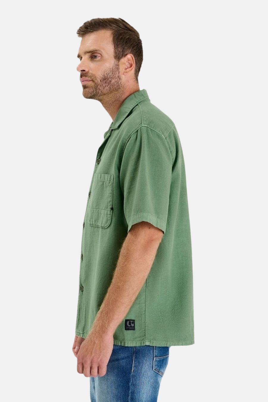 Chemise à manches courtes verte de Le Temps des Cerises, avec poche poitrine et boutons, vue de profil.