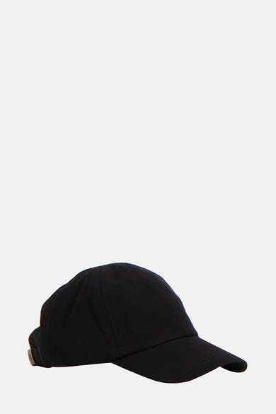 Zwarte FRED PERRY pet met verstelbare sluiting aan de achterkant.