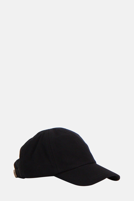 Zwarte FRED PERRY pet met verstelbare sluiting aan de achterkant.