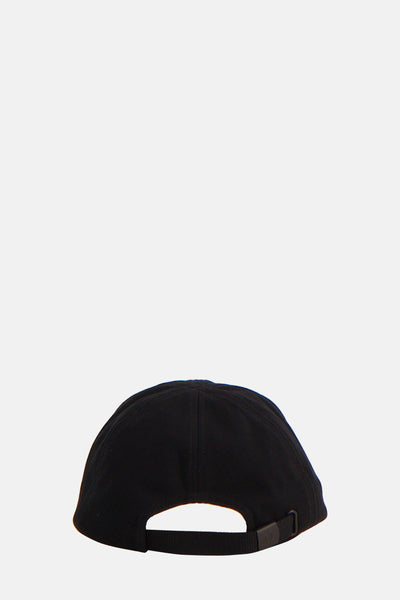 Casquette noire de FRED PERRY, vue de dos, avec une fermeture réglable.
