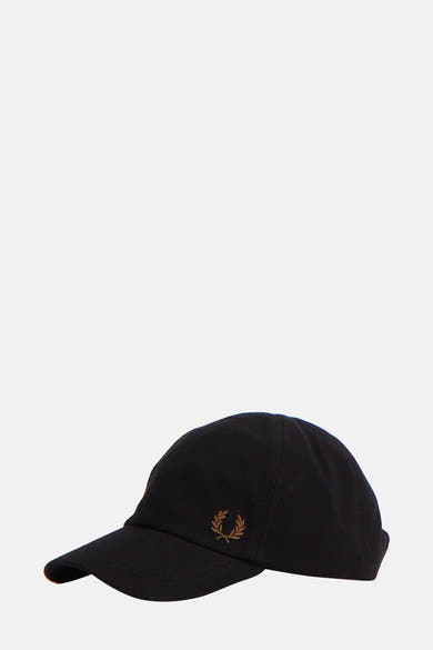Zwarte Fred Perry pet met toon-op-toon geborduurd lauwerkranslogo op de voorkant.