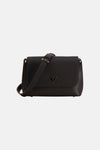 Zwarte Guess schoudertas, met getextureerde flap en gouden afwerkingen.