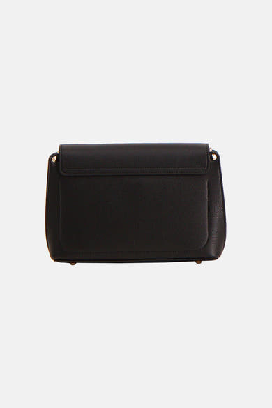 Sac à bandoulière noir Guess, avec rabat texturé et détails de finitions dorées.