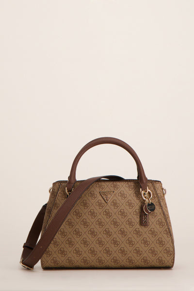 Sac à main marron de Guess, avec motif logo répété et bretelles marron foncé, orné d'un porte-clés rond.

