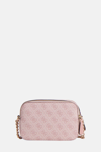 Roze Guess schoudertas met monogrampatroon en decoratieve gouden ketting.