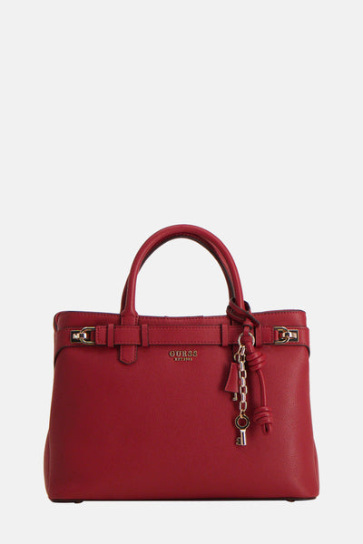 Rode Guess handtas, met generfde afwerking, decoratieve bedel en gouden metalen details.