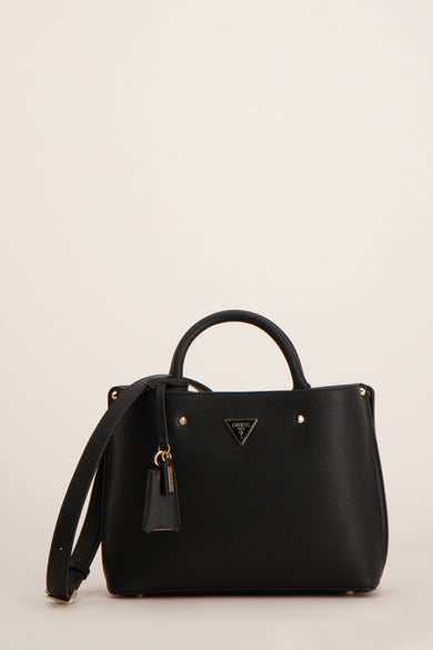 Zwarte Guess handtas, met afgeronde handgreep en gouden decoratieve noetdetails.