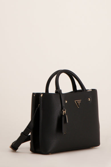 Zwarte Guess handtas, met afgeronde handvatten en verstelbare schouderriem, versierd met gouden metalen details.