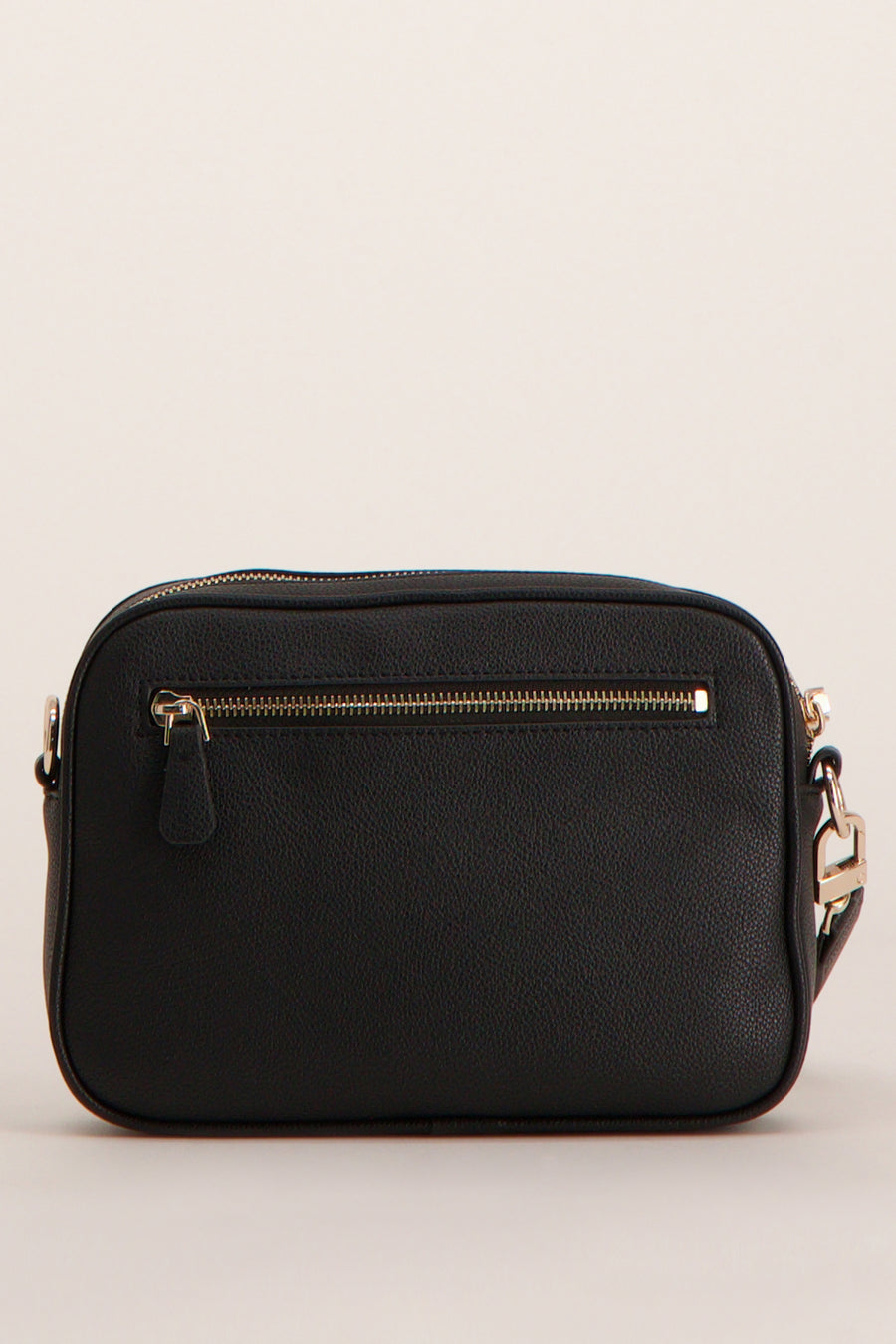 Sac à bandoulière noir de Guess, avec une fermeture éclair dorée et une bandoulière réglable.