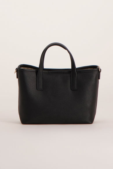Sac à main noir de Guess, avec des poignées courtes et une finition texturée.
