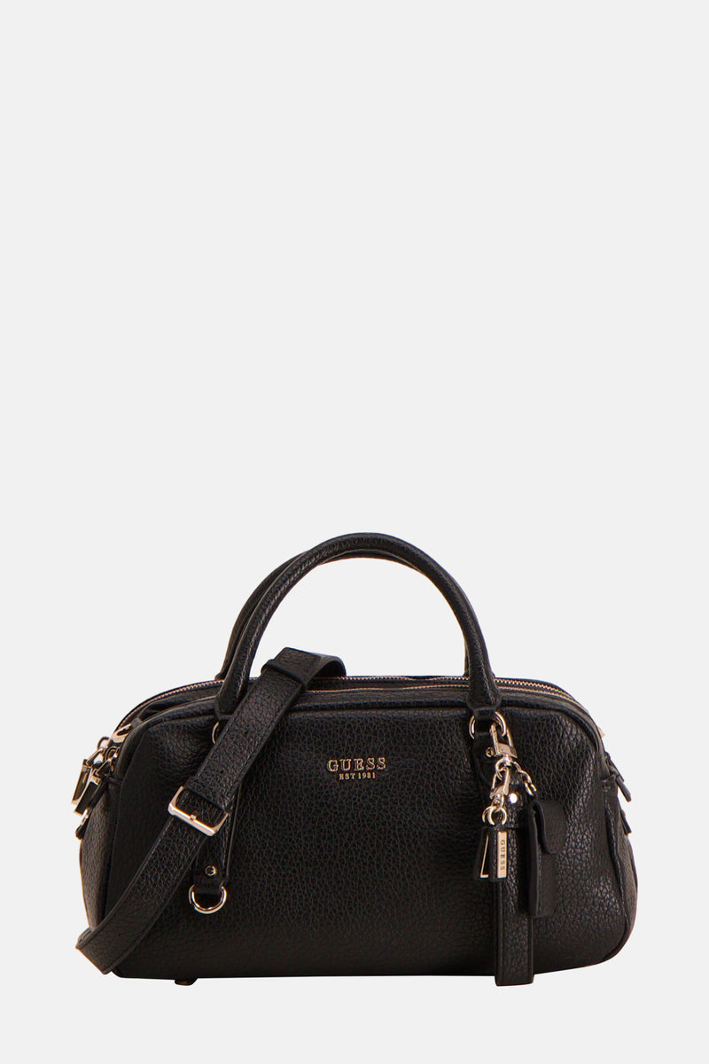 Sac à main noir en similicuir de Guess avec bandoulière et breloque décorative.