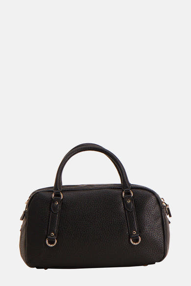 Sac à main noir Guess avec poignée arrondie et détails métalliques décoratifs.
