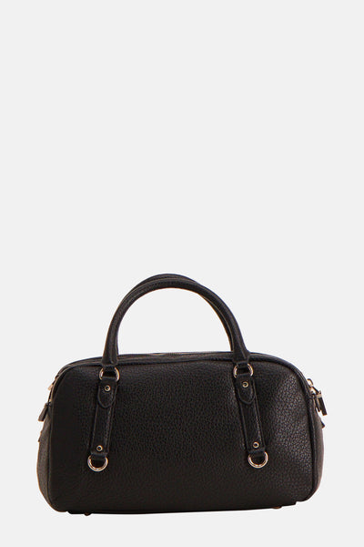 Sac à main noir Guess avec poignée arrondie et détails métalliques décoratifs.
