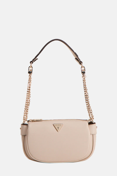 Ecru schoudertas van Guess, met gouden ketting schouderriem en driehoekig logo.