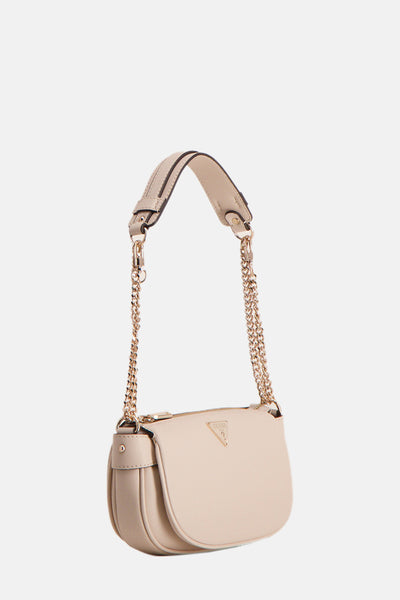 Ecru schoudertas van Guess, met gouden kettingriem en ton-sur-ton afwerkingen.