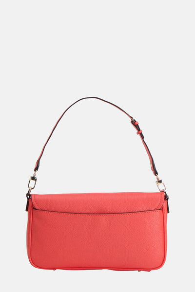 Roze Guess schoudertas, met een dunne, verstelbare schouderriem en metalen details.