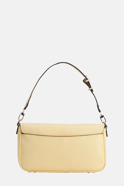 Geel Guess bandouliersac met met eenineinele enen en metalen details.