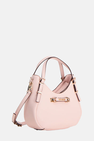 Roze Guess handtas, met dubbele handvatten en afneembare schouderriem, en gouden metalen logo.