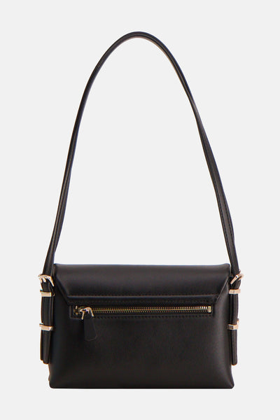 Zwarte Guess schoudertas met dunne schouderriem en gouden metalen details.