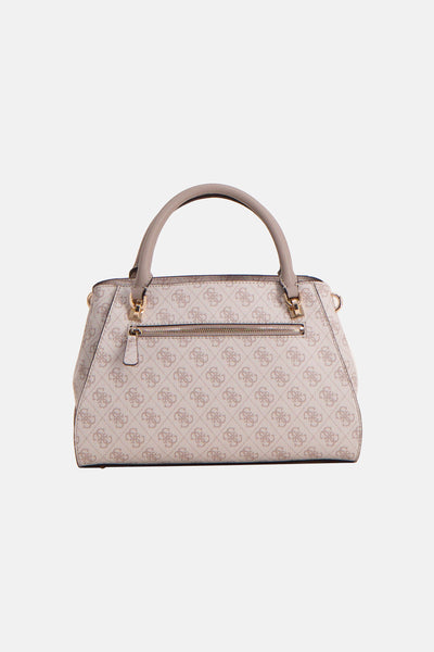 Sac à main beige à motif logo, de Guess, avec une fermeture éclair sur le dessus et des poignées grises.