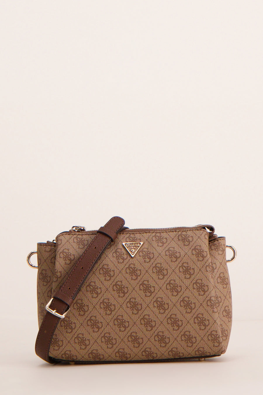 Bruine Guess schoudertas met herhaald logo-printpatroon en ritssluiting aan de achterkant