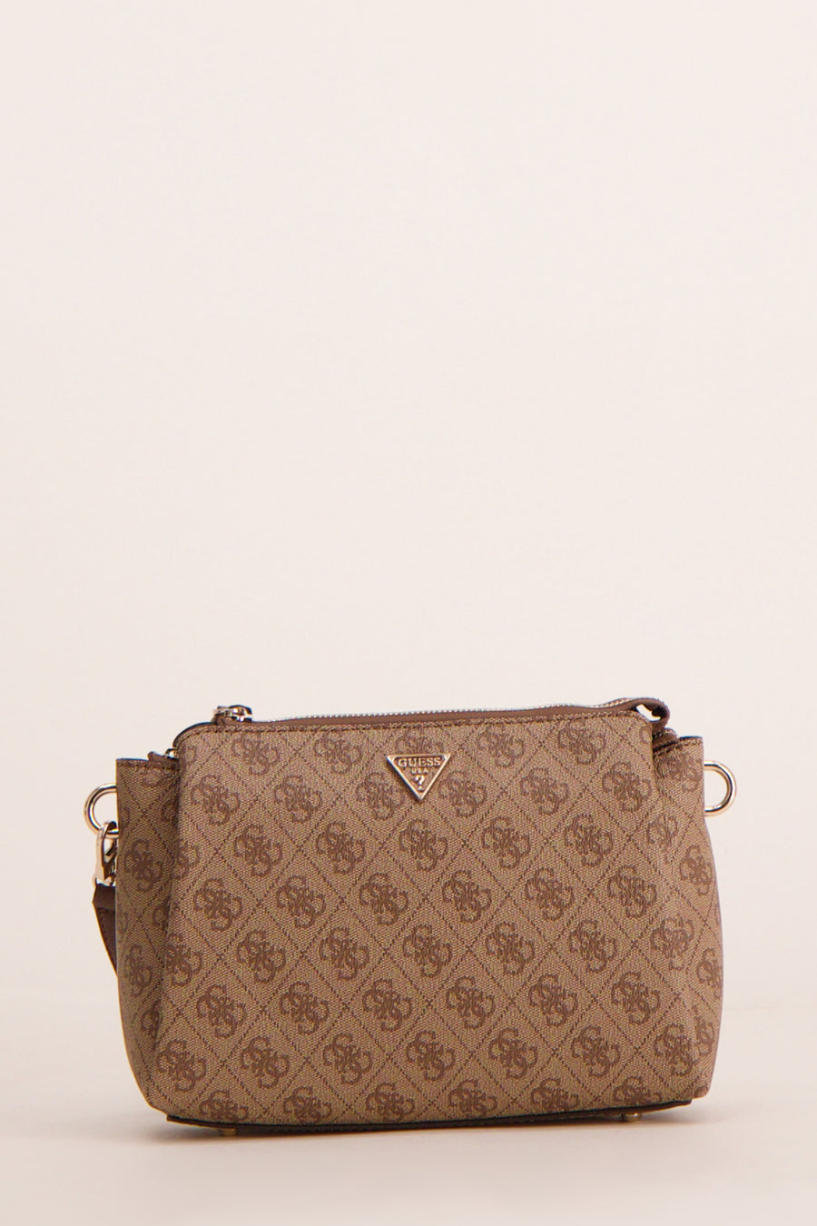 Bruine Guess schoudertas met all-over monogrampatroon en verstelbare schouderriem.