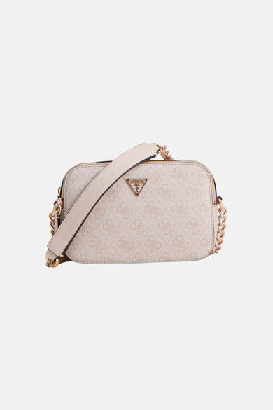 Beige schoudertas van Guess, met logoprint en gouden details, gedragen met een zwarte blouse en broek.