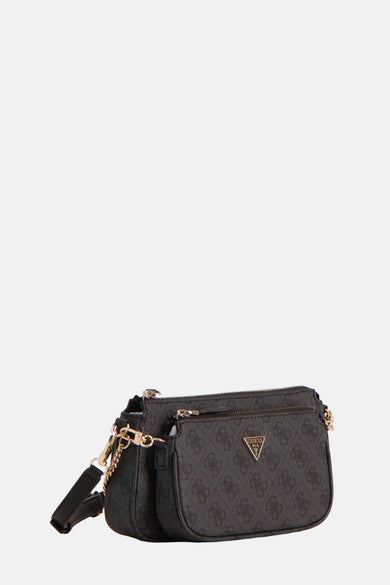 Zwarte Guess schoudertas met monogrampatroon en gouden kettingdetails.