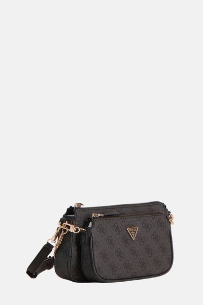 Zwarte Guess schoudertas met monogrampatroon en gouden kettingdetails.