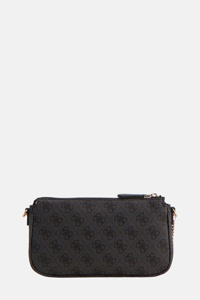 Zwarte Guess schoudertas, versierd met een monogrampatroon en een gouden kettingriem.