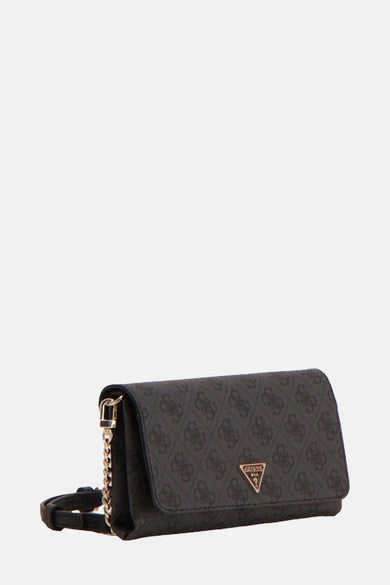 Zwarte Guess schoudertas met herhaald logo patroon, gouden ketting en schouderriem.